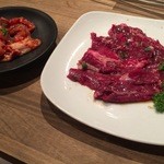 焼肉 道楽 - 鶏モモ肉焼き（左）とハラミ（右）