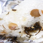 絹笠 - 塩昆布をサンド　小梅が２個オン