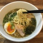 麺屋 一八 - 麺は中細ストレート！程よい茹で加減でシコシコした食感が楽しめる麺だ
