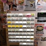 麺屋 一八 - 店に入ってすぐ左に中待合があり、その正面が券売機だ