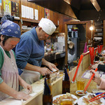 餃子荘 ムロ - 慣れた手つきのご主人たち