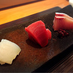 一心鮨 光洋 - H28.4
      左から、水イカ、マグロ、ヒラマサ