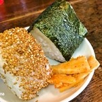 拓味亭 - ラーメン＋おにぎりセット（750円）のおにぎり＆名物の辛子たけのこ