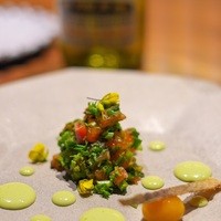 リョウリヤ ステファン パンテル - ＜2016年4月＞鮭と菜の花を日本酒、塩、砂糖でマリネ。円形の形は山椒のソース。