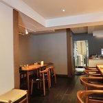 レストラン ママ - 店内のテーブル席の風景です