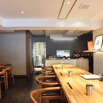 レストラン ママ - 店内のテーブル席の風景です