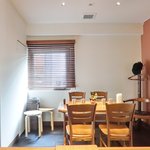 レストラン ママ - 店内のテーブル席の風景です