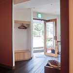 レストラン ママ - 店内のテーブル席の風景です