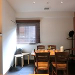 レストラン ママ - 店内のテーブル席の風景です