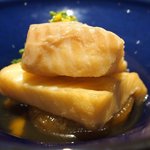 レストラン ママ - 煮魚定食<限定10食> 1200円 の1mで肉厚なカラスガレイ煮付け 菜の花添え