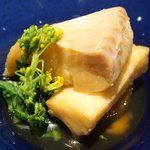 レストラン ママ - 煮魚定食<限定10食> 1200円 の1mで肉厚なカラスガレイ煮付け 菜の花添え