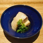 レストラン ママ - 煮魚定食<限定10食> 1200円 の1mで肉厚なカラスガレイ煮付け 菜の花添え