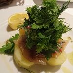 サン・ル・スー - 鯵の燻製マリネ 温かいジャガイモと香草添え