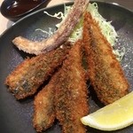 三代目 まる天 - いわしのフライと骨から（アップ）