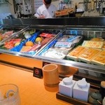 せいもん払い - カウンター前は魚のショーケース