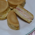 まつや軽食堂 - 間にはハムとチーズとマヨが挟まれてます♪