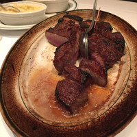 ウルフギャング・ステーキハウス 六本木 - プライムステーキ2名様用。熱々のお肉が、熱々のお皿に乗って美味しそうな香りと音と共にやってきます。サーロインとフィレを一度に楽しめる看板メニューです。2人では食べきれなかったのでお持ち帰りしました。