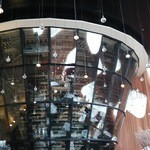 RESTAURANT DAZZLE - ９階ダイニングの天井まで届く高さ8mのワインセラー