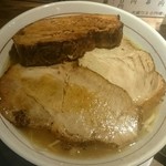 河内の中華そば 醤 - 追加の煮豚をのせるとこんな感じ(°∀°)