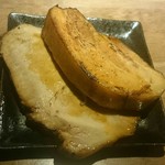 河内の中華そば 醤 - 極厚で巨大、追加した煮豚(別皿で提供)