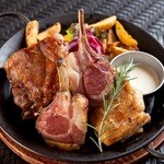 Transit Cafe - 500gの肉盛りプレート -仔羊・スペアリブ・ローズマリーチキンのミックスグリル-(2,980円)