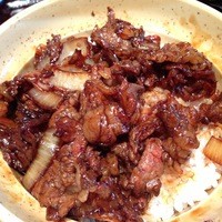 豚捨 KITTE丸の内店 - 伊勢神宮前で有名な伊勢牛の牛丼