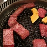 焼肉 吉田 - 上骨付きカルビは大きな骨でした。頑張って手づかみでしゃぶりました(笑)