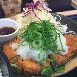 松のや - 今日もごはんは大盛りです(^-^) おろしトンカツなのであっさりですが、モリモリ白飯かっこみました。これで¥500。近くのトンカツ屋はなぎ倒されるでしょうね…。