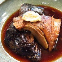 磯料理　まるけい - 煮魚（ブリ）のアップ