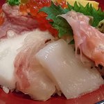 Shouya - 庄や 門前仲町店 ランチ 海鮮丼の盛られる左から蛸・メバル・烏賊素麺・ガリ・ワサビ