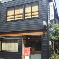 よし梅 人形町本店 - こちらはデリ、右側の路地に店があります。
