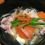 炭家 - 肉豆腐。しっかりと味が付いていて、七味を入れるとお酒が進みます。