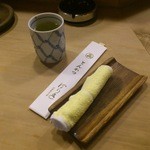 カウンター席に座るとお茶とおしぼりが登場です。(2016年4月)