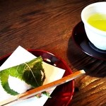 ヒカリヤ ヒガシ - 「桜もち　煎茶付き」（桜御膳）