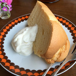 カメイノ食堂 - 塩ミルクシフォンケーキ 生クリーム添え