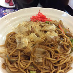 ポルタ久居ふるふるーつ - 焼きそば定食。ふりかけの小袋付き。