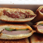 トーステッド - アップ コンビーフ&ハムチーズ