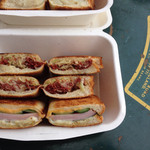 トーステッド - コンビーフキャベツ&ハムチーズ半分