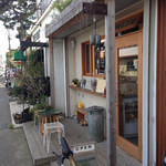 トーステッド - 湘南っぽいつくりの店構え