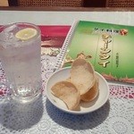「レモンサワー」（350円）とお通しのエビせん