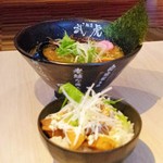 武虎 - 魚介醤油ラーメンと豚めし