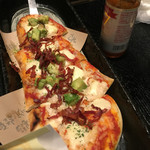 Kuimonoya Wan - モッツァレラチーズとアボカドのナンピザ