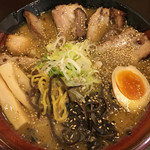 吉山商店 札幌らーめん共和国店 - 焙煎ごまみそ炙りとろ旨チャーシュー麺☆麺みせ