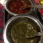 シムラン - ハリヤリティッカについてくるミントソースとスパイシーソース