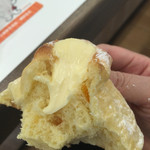 富士川サービスエリア（下り） ベーカリー＆カフェ - 富士山チーズクリームパン。

生地にはオレンジピールが入っていて柔らか！酸味の効いたクリームとの相性バッチリです！