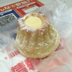 富士川サービスエリア（下り） ベーカリー＆カフェ - 富士山チーズクリームパン！可愛いらしい形です！

