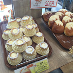 富士川サービスエリア（下り） ベーカリー＆カフェ - 富士山チーズクリームパン 税込210円。

店頭に置いてあり目を引きます！