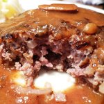 レストラン艸葉 - ハンバーグステーキの断面　肉汁がジュワッと！！