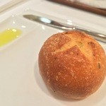 レストラン イブー - パン〜その①〜ハーブのフォッカチャ