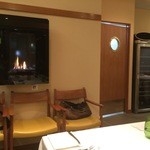 レストラン イブー - 現代の暖炉？？